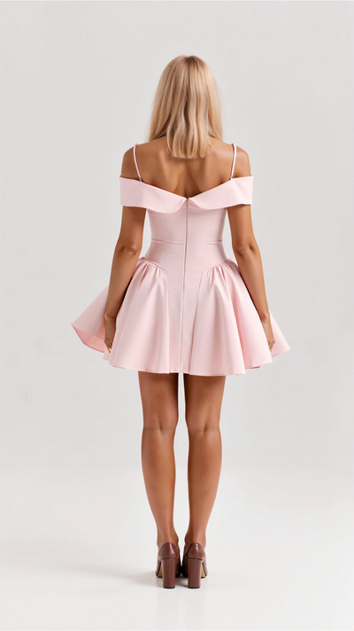 Lavinia | Abito Corto con Scollo Bardot e Gonna Voluminosa – Stile Teatrale e Seducente